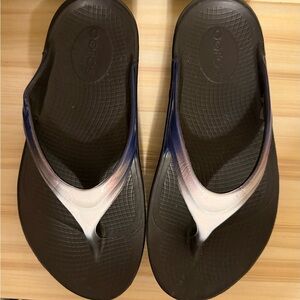 OOFOS Navy and White Gradient Sandals